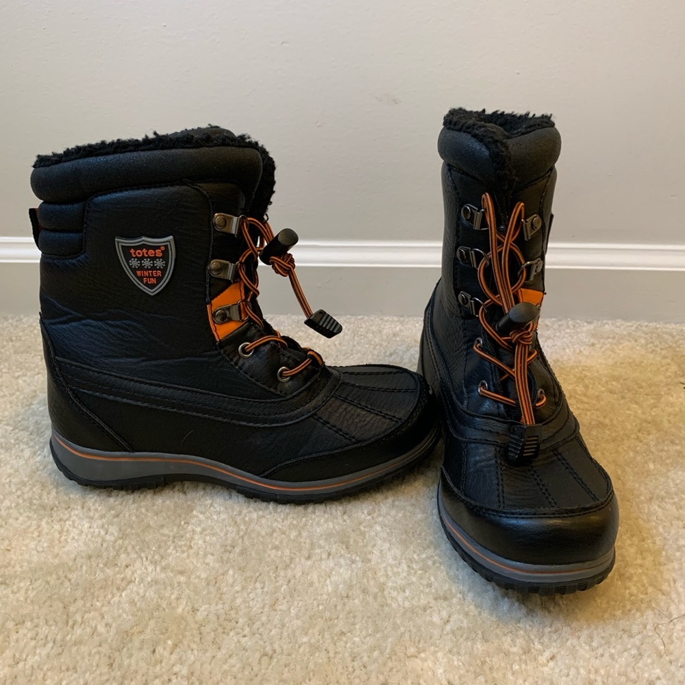 Totes boy snow shoes size 3 black